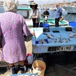 Una anciana vendedora de pescado en Marsella. La mujer trabaja más y cobra menos que el hombre. J.M. PAGADOR