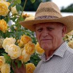 David Austin, escritor, botánico y creador de rosas. WIKIPEDIA