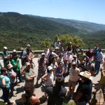 Explicando un perfil de suelo en el Parque Natural Los Alcornocales. Jornada de campo del GEOLODÍA2015, organizado por la U. de Cádiz.