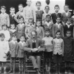 Mi tío abuelo paterno, el maestro Rosendo de la Peña Risco, en su escuela con sus alumnos, poco antes de su asesinato.