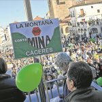 Plaza Mayor de Cáceres abarrotada en una protesta contra la mina. ANTONIO MARTÍN – PERIÓDICO EXTREMADURA