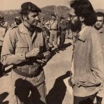 Aquí estoy con el rey Juan Carlos, que tenía una convivencia frecuente con los militares, en unas maniobras. ARCHIVO J.M. PAGADOR