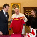 Rajoy y su mujer de mantilla, con el Papa en abril de 2013. SANTA SEDE