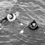 Dos de los nueve marinos alemanes supervivientes del hundimiento.