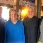 Antonio Guterres, con jersey azul, es la sencillez personificada. Aquí, con otros ciudadanos portugueses, en Elvas.