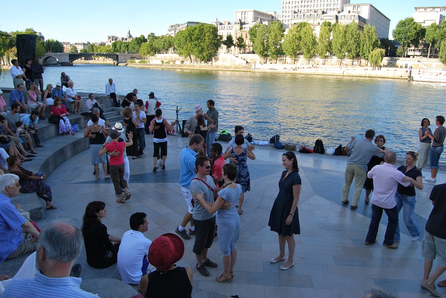 Bailes latinos a orillas del Sena en París. J.M. PAGADOR