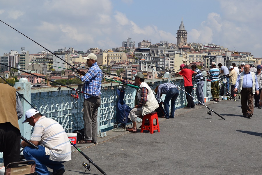 Gente pescando en el puente Gálata de Estambul. J.M. PAGADOR
