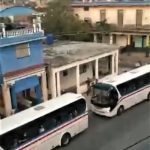 Siguen llegando autobuses.