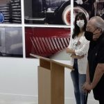 El artista, presentando la exposición, con Mirian García Cabezas, secretaria gral. de Cultura de la Junta de Extremadura.