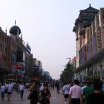 Una de las numerosas calles comerciales de Beijing, tan parecidas a las occidentales. J.M. PAGADOR