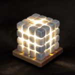 QB – 16 x 16 x h16 cm – escultura con luz – cubos de mármol y led