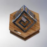 Labyrinth End I – 29 x 25 x h19 cm – acero inox, madera y led